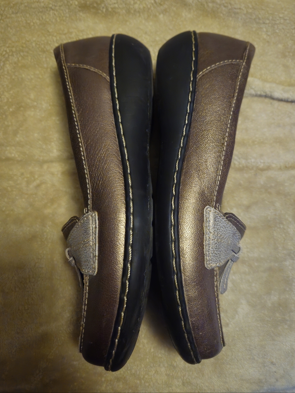 SOLD**Clarks Bronze Ashland Bubble Leather Loafers with Silver Bow - Picture 8 of 10
